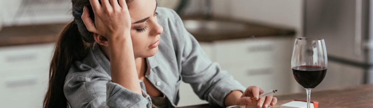 Vrouw heeft terugval: rookt weer een sigaret aan keukentafel