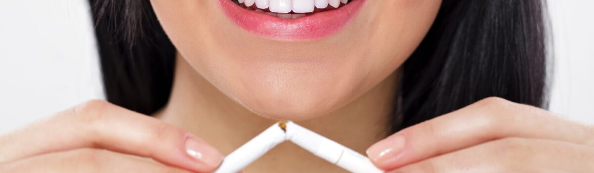 Stralend gebit door stoppen met roken goede mondgezondheid vrouw sigaret