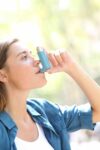 Vrouw met astma inhaleert medicijnen