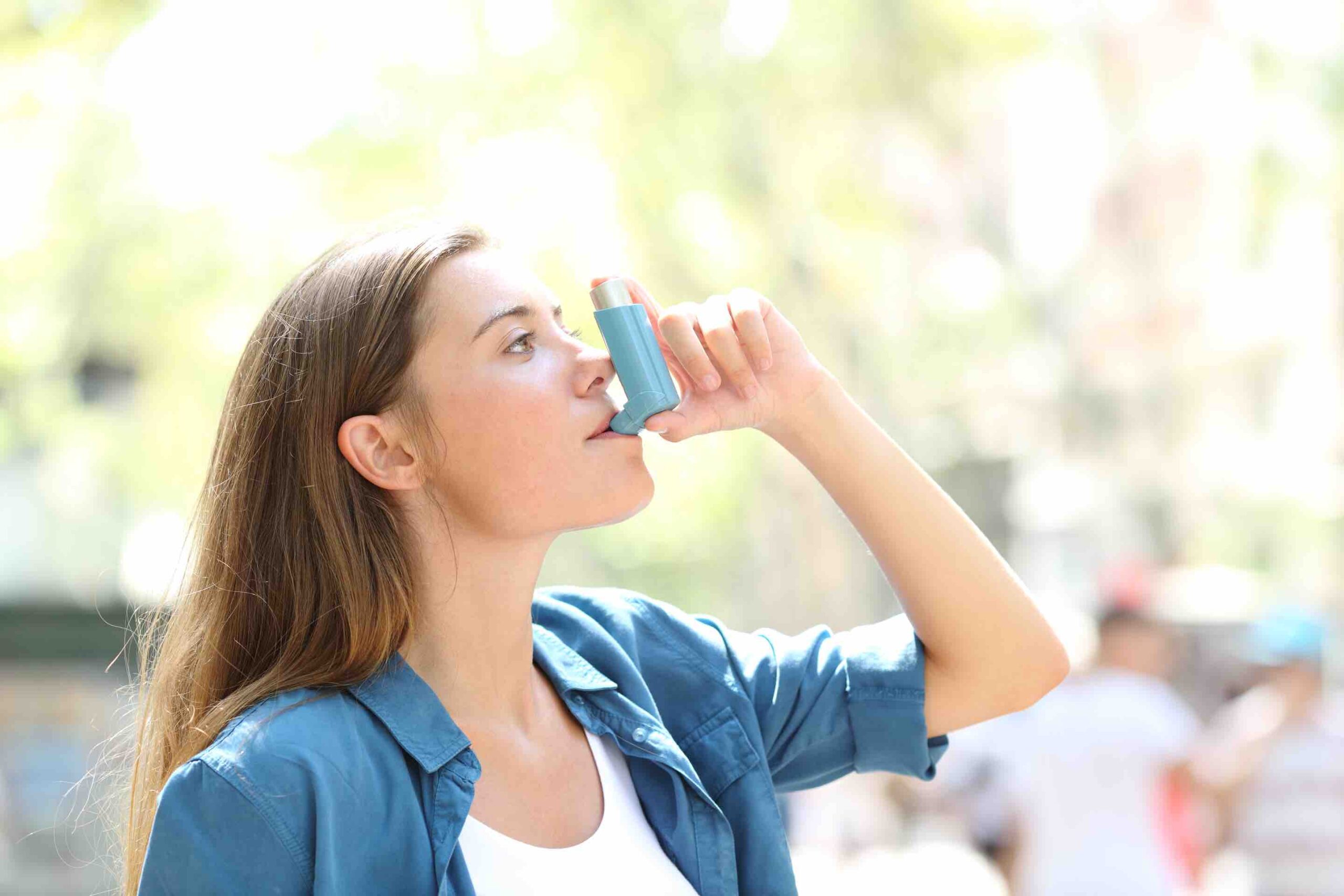 Vrouw met astma inhaleert medicijnen