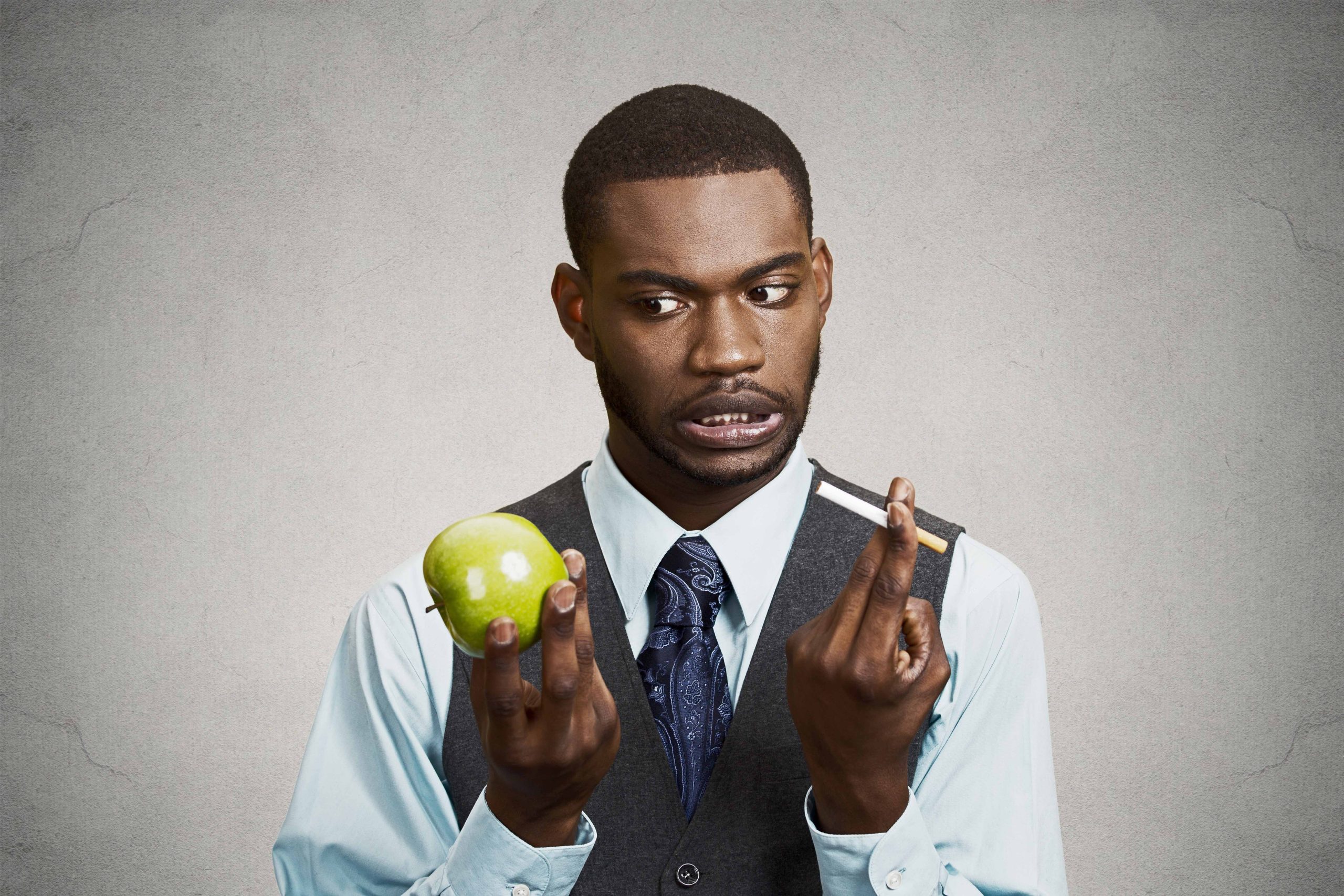 Man met diabetes die keuze maakt tussen roken en gezond eten