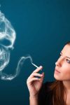 Vrouw met sigaret vol met chemische giftige stoffen
