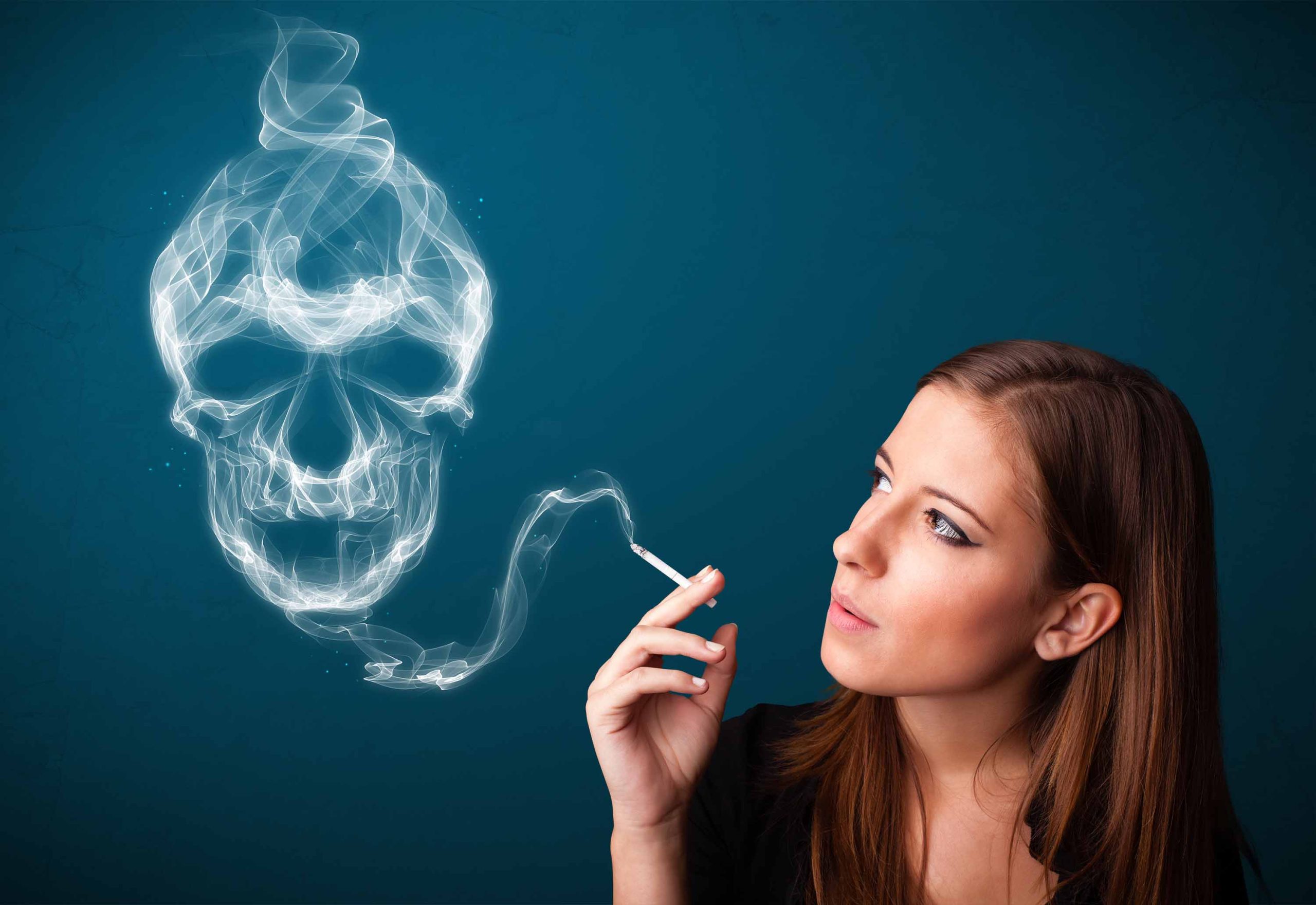 Vrouw met sigaret vol met chemische giftige stoffen
