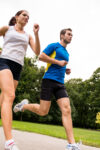 Twee mensen die aan het joggen zijn